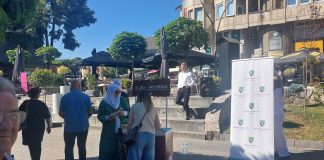BNV nizom događaja obeležilo Dan sećanja na genocid u Srebrenici Deljenje cveta Srebrenice u centru grada tokom obeležavanja Dana sećanja