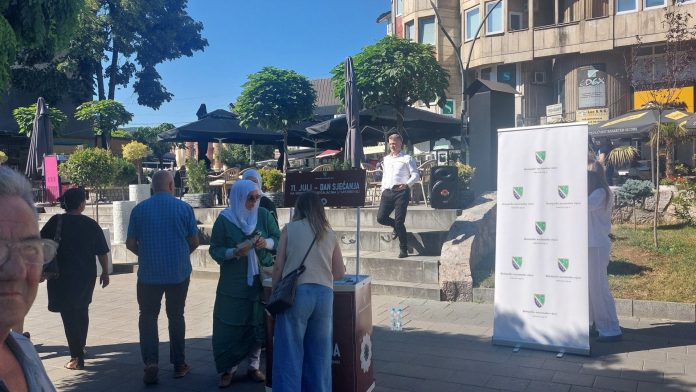 Deljenje cveta Srebrenice u centru grada tokom obeležavanja Dana sećanja