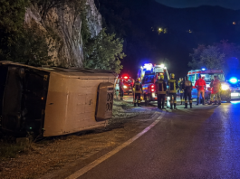 Minibus nakon saobraćajne nesreće kod Nikšića, na putu Lipci–Grahovo