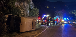 Devojka iz Srbije poginula u udesu kod Nikšića Minibus nakon saobraćajne nesreće kod Nikšića, na putu Lipci–Grahovo