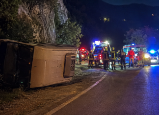 Devojka iz Srbije poginula u udesu kod Nikšića Minibus nakon saobraćajne nesreće kod Nikšića, na putu Lipci–Grahovo