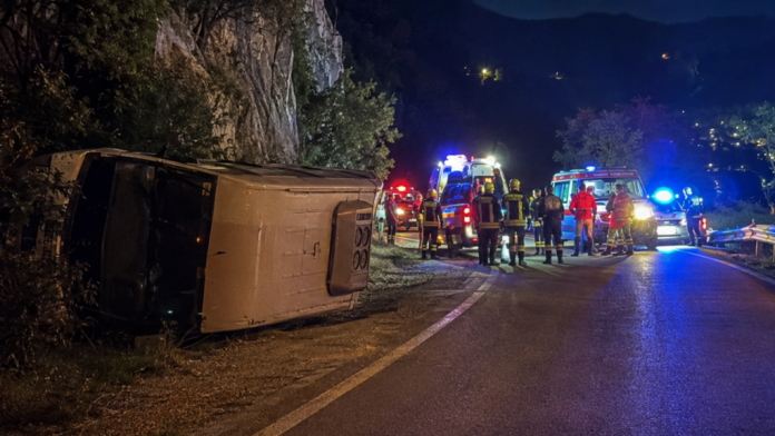 Minibus nakon saobraćajne nesreće kod Nikšića, na putu Lipci–Grahovo