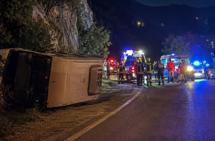 Minibus nakon saobraćajne nesreće kod Nikšića, na putu Lipci–Grahovo