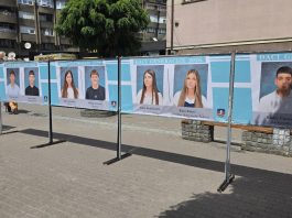 Bilbord u centru Novog Pazara sa fotografijom đaka generacije