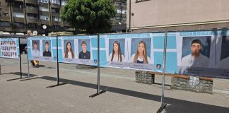 Đaci generacije na bilbordima u centru Novog Pazara Bilbord u centru Novog Pazara sa fotografijom đaka generacije