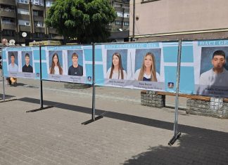 Đaci generacije na bilbordima u centru Novog Pazara Bilbord u centru Novog Pazara sa fotografijom đaka generacije