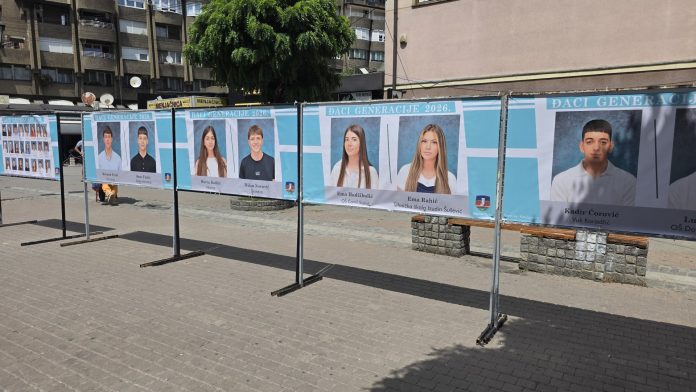 Bilbord u centru Novog Pazara sa fotografijom đaka generacije