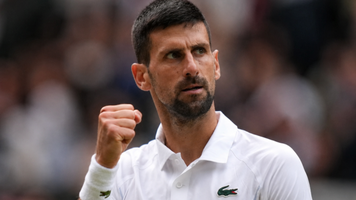 Novak Đoković slavi poen tokom četvrtfinala Vimbldona protiv Feliksa Ožea-Alijasima