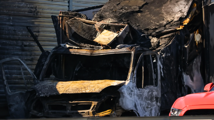 Vatrogasci na auto-putu kod isključenja za Batajnicu nakon požara kamiona