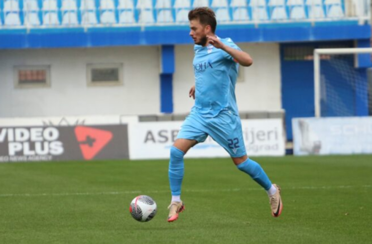 Fudbalski teren i dresovi FK Novi Pazar i FK Sarajevo kao ilustracija mogućeg transfera