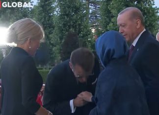 Makron pokušao da poljubi ruku Erdogana, ona odbila Emanuel Makron i Emina Erdogan tokom susreta u Ankari uoči NATO samita