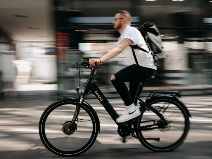 Električni bicikl na ulici u Srbiji