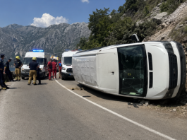 Minibus nakon prevrtanja kod Lipci iznad Risna i pripadnici policije