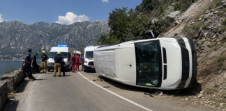 Novi detalji teške nesreće kod Kotora: sumnja na premor vozača Minibus nakon prevrtanja kod Lipci iznad Risna i pripadnici policije