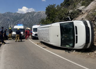 Novi detalji teške nesreće kod Kotora: sumnja na premor vozača Minibus nakon prevrtanja kod Lipci iznad Risna i pripadnici policije