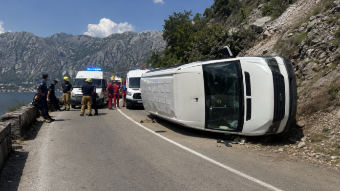 Minibus nakon prevrtanja kod Lipci iznad Risna i pripadnici policije