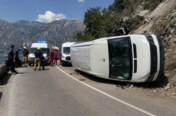 Minibus nakon prevrtanja kod Lipci iznad Risna i pripadnici policije