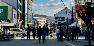 Novi Pazar među najniže plaćenim gradovima: prosek 89.868 Zgrada i ulica u Novom Pazaru, ilustracija zarada i zaposlenosti