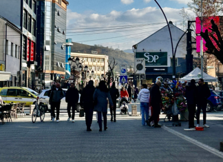 Novi Pazar među najniže plaćenim gradovima: prosek 89.868 Zgrada i ulica u Novom Pazaru, ilustracija zarada i zaposlenosti