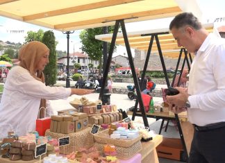 Novi Pazar: održan Zanat fest u čast tradicije Štandovi na „Zanat festu“ u Novom Pazaru i rukotvorine zanatlija