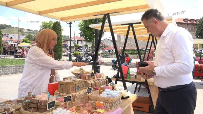 Štandovi na „Zanat festu“ u Novom Pazaru i rukotvorine zanatlija