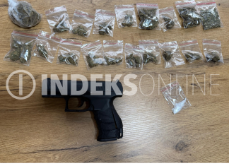 Novi Pazar: Zaplenjeni marihuana, kokain i pištolj, uhapšen D. R. Policijska akcija u Novom Pazaru: pronađeni narkotici i pištolj tokom pretresa stana