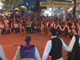 Učesnici folklornog programa tokom završnice kampa u centru Novog Pazara