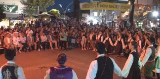 Novi Pazar završio kamp Mostovi kulture i jezika 2026 Učesnici folklornog programa tokom završnice kampa u centru Novog Pazara