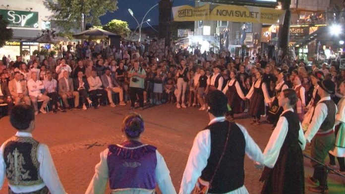 Učesnici folklornog programa tokom završnice kampa u centru Novog Pazara