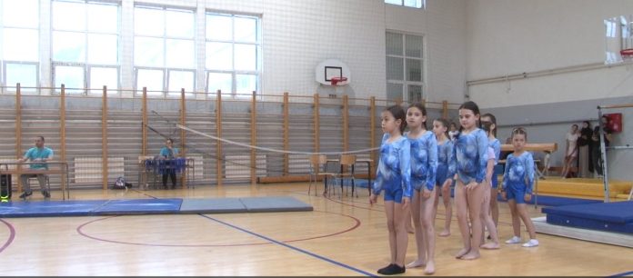 Gimnastičarke na pojedinačnom takmičenju C programa u Osnovnoj školi „Jovan Jovanović Zmaj“