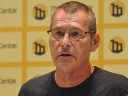 Instalacija Cvijet Srebrenice ispod Brankovog mosta u Beogradu