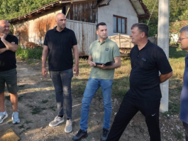 Uroš Petrović tokom razgovora sa meštanima u Kulizama (Prćenova) u Novom Pazaru