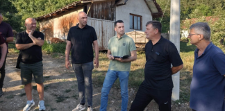 Petrović u Kulizama: dogovoreni naredni koraci nakon razgovora Uroš Petrović tokom razgovora sa meštanima u Kulizama (Prćenova) u Novom Pazaru