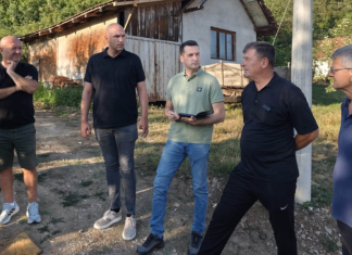 Petrović u Kulizama: dogovoreni naredni koraci nakon razgovora Uroš Petrović tokom razgovora sa meštanima u Kulizama (Prćenova) u Novom Pazaru