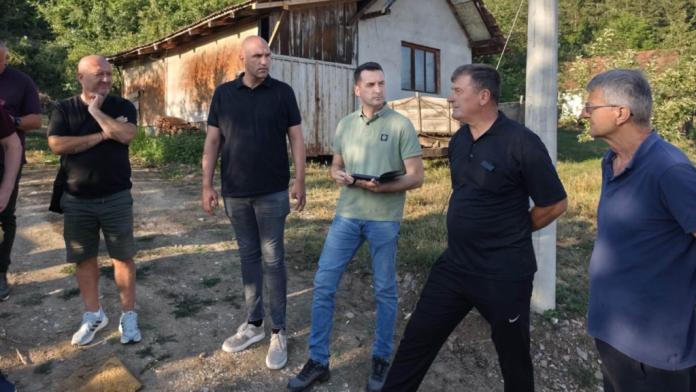 Uroš Petrović tokom razgovora sa meštanima u Kulizama (Prćenova) u Novom Pazaru