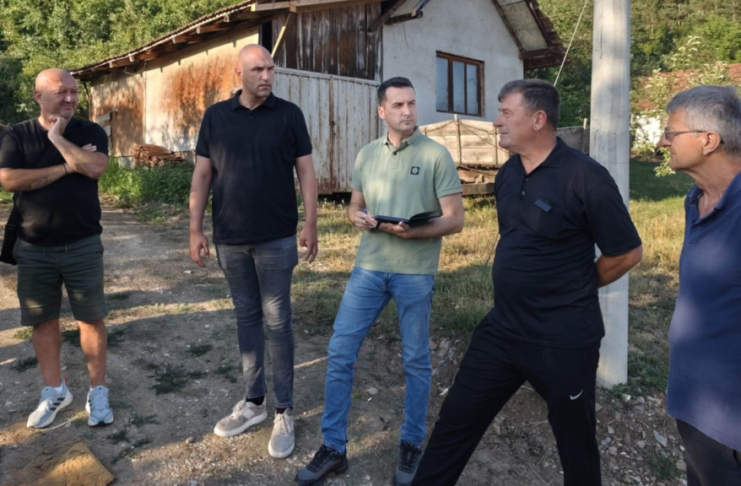 Uroš Petrović tokom razgovora sa meštanima u Kulizama (Prćenova) u Novom Pazaru