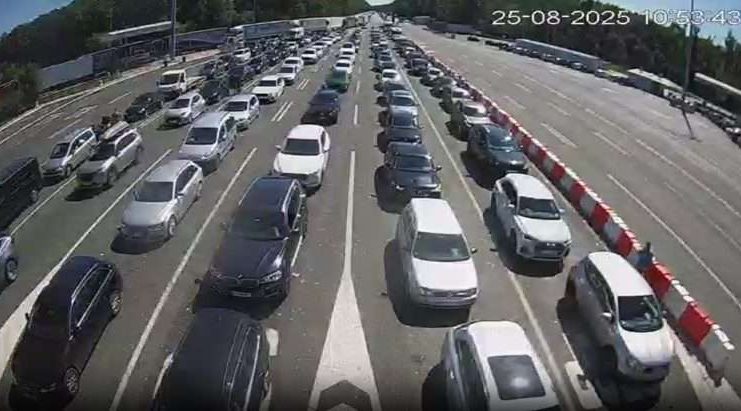 Gužva na putu pred vikend i kolona vozila na graničnom prelazu