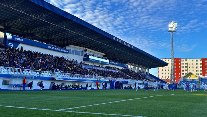 Gradski stadion u Novom Pazaru tokom fudbalske utakmice