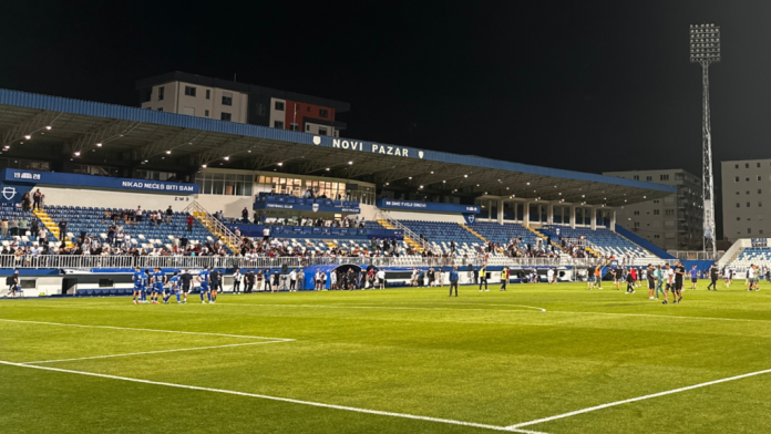 Policijski službenici snimaju utakmicu na stadionu u Novom Pazaru