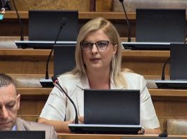 Minela Kalender u Skupštini Srbije tokom rasprave o zaštiti životne sredine i upravljanju otpadom