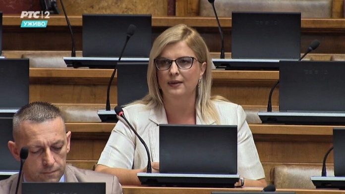 Minela Kalender u Skupštini Srbije tokom rasprave o zaštiti životne sredine i upravljanju otpadom