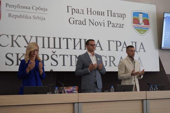 Odbornici Skupštine grada Novog Pazara na sednici uz minut ćutnje za Srebrenicu