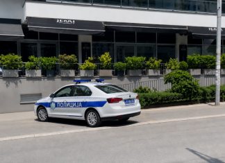 Surčin: otkriven objekat povezan s krijumčarenjem migranata Policijska akcija u Surčinu tokom kontrole neregistrovanog hostela „Eva“