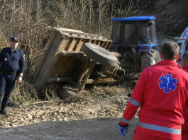 Prevrnuti traktor u selu Glasovik kod Prokuplja tokom spasavanja povređenog vozača