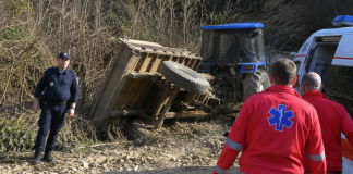 Teška nesreća kod Prokuplja: prevrnuo se traktor, vozač priklješten Prevrnuti traktor u selu Glasovik kod Prokuplja tokom spasavanja povređenog vozača
