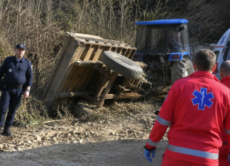 Teška nesreća kod Prokuplja: prevrnuo se traktor, vozač priklješten Prevrnuti traktor u selu Glasovik kod Prokuplja tokom spasavanja povređenog vozača