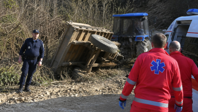 Prevrnuti traktor u selu Glasovik kod Prokuplja tokom spasavanja povređenog vozača