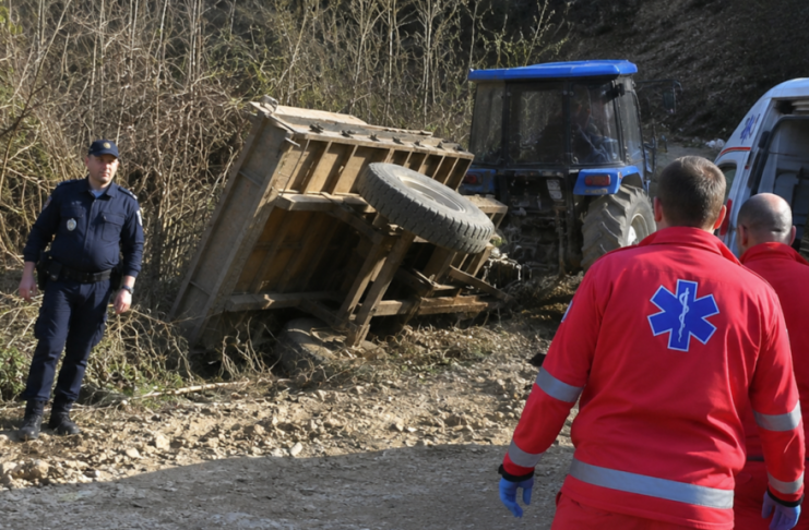 Prevrnuti traktor u selu Glasovik kod Prokuplja tokom spasavanja povređenog vozača