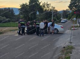 Motocikl zaglavljen uz bočnu stranu Mercedesa E klase nakon nesreće u Novom Pazaru
