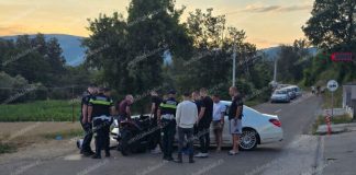 Teška nesreća u Novom Pazaru: motocikl udario u Mercedes Motocikl zaglavljen uz bočnu stranu Mercedesa E klase nakon nesreće u Novom Pazaru